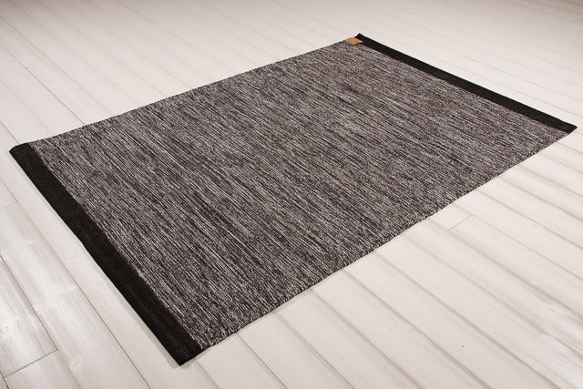Heby Black-white